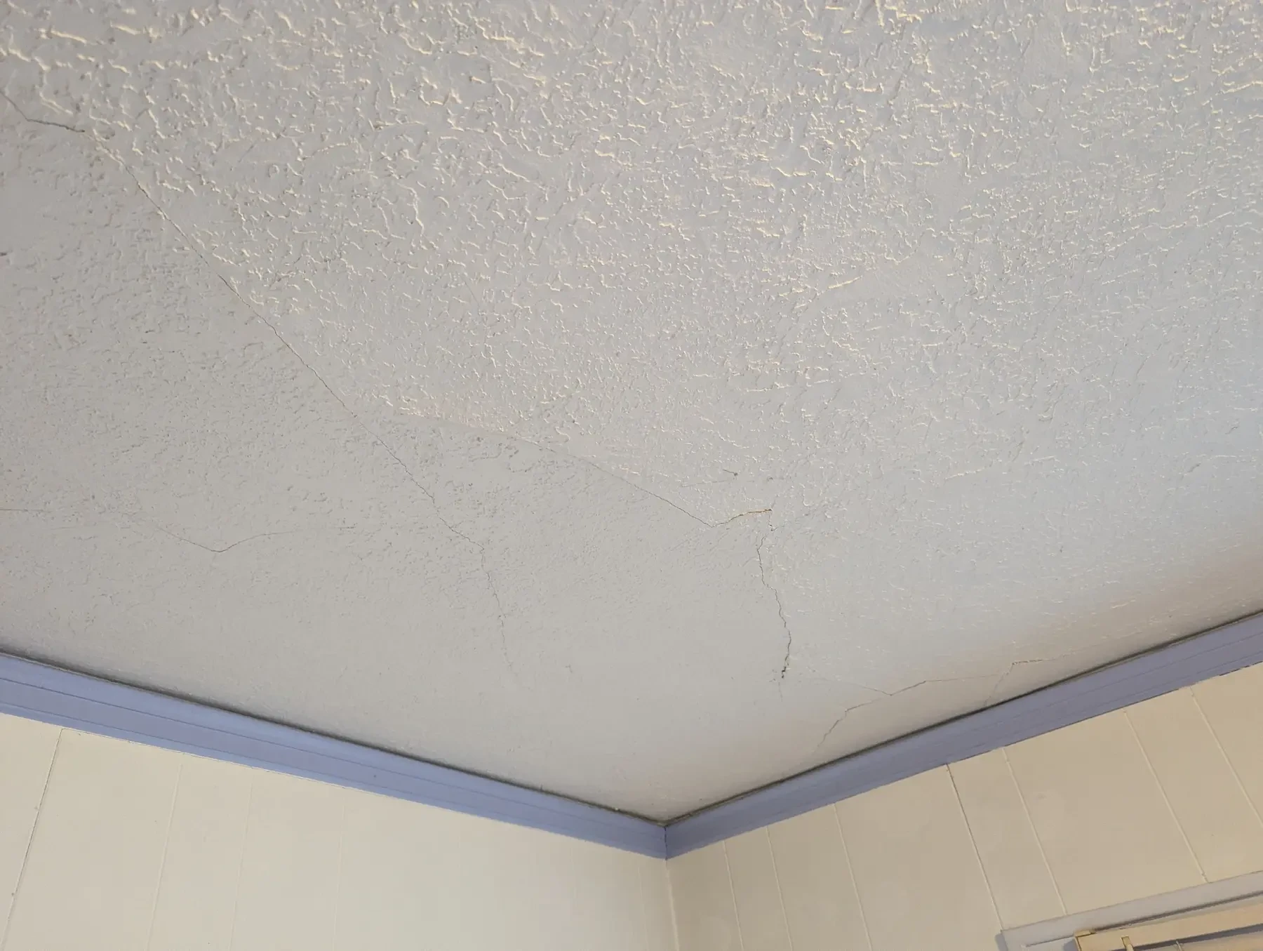 Cracked plaster ceiling before repair